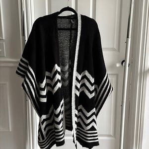 FOREVER21 black and light gray super soft poncho M